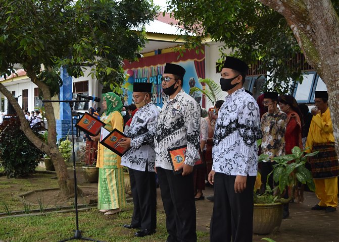 Peringatan Hari Guru Nasional 2021 Poster